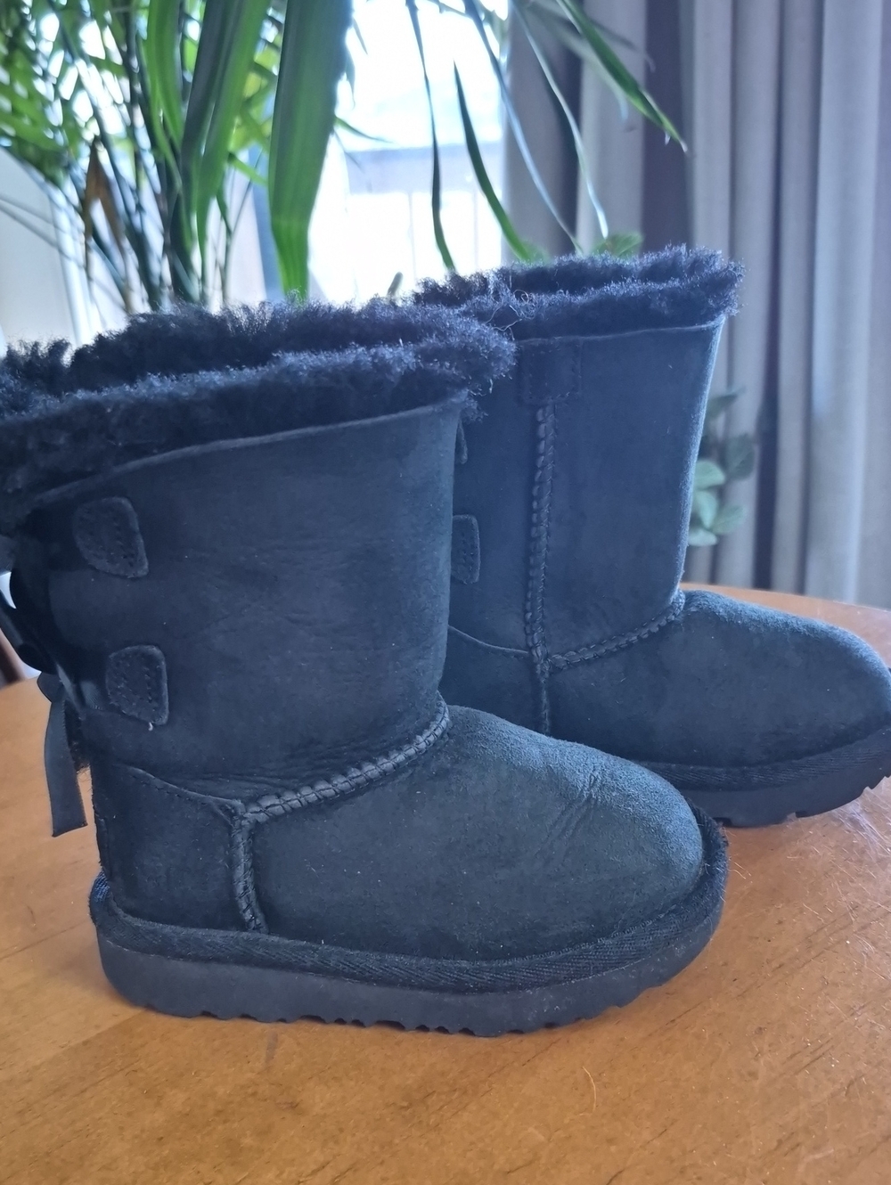 UGG Bailey Bow II Kids Black Suede Faux-Shearling Bow Back Boots. Size 7